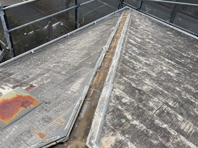 明石市で棟板金を撤去したスレート屋根